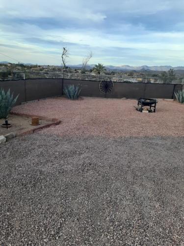 a backyard with a picnic table and a fence at Stagecoach Suites in Wickenburg