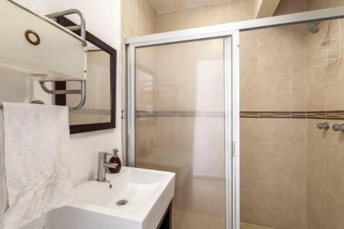 a bathroom with a sink and a shower at Nuevo en Booking Casa Acapulco Diamante a Pasos de la Playa in Acapulco