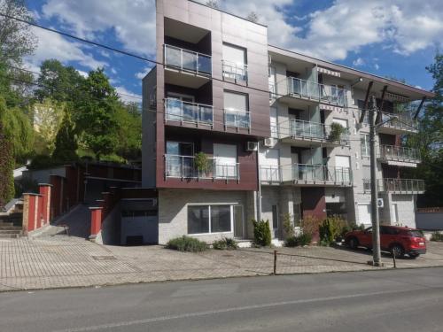 an apartment building on the corner of a street at Apartman Japanski vrt, Centar in Vrnjačka Banja