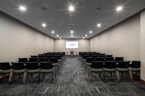 una sala de conferencias con sillas y una pantalla en TURIM Oporto Hotel, en Oporto