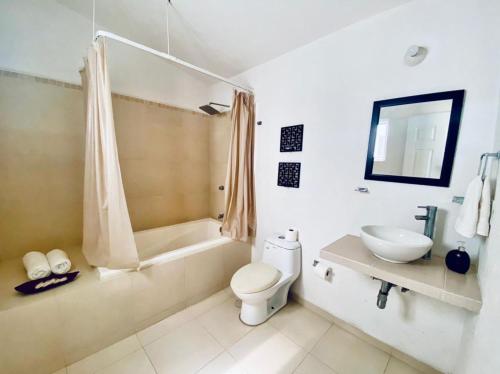 a bathroom with a tub and a toilet and a sink at NUEVO EN BOOKING CASA TERRANIUM ACAPULCO DIAMANTE in Acapulco
