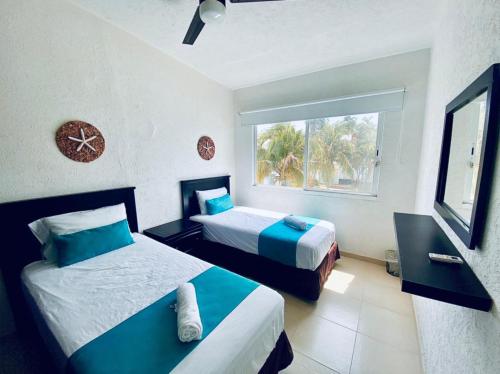 a hotel room with two beds and a window at NUEVO EN BOOKING CASA TERRANIUM ACAPULCO DIAMANTE in Acapulco