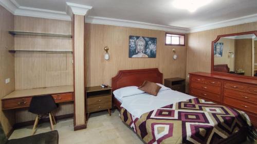 Una cama o camas en una habitación de Hotel Livingston Inn