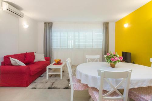 プリモシュテンにあるApartman Burica PRIMOŠTENの赤いソファとテーブルのあるリビングルーム