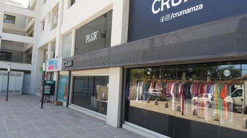 una tienda frente a un edificio con ropa en la ventana en Hermoso Departamento SABOR MALBEC . cochera, seguridad privada, cerca del centro en Godoy Cruz