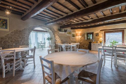 a kitchen and dining room with a table and chairs at Agriturismo Fonte Rosa in Fiastra