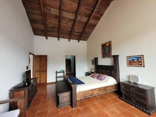 1 dormitorio con cama y escritorio. en Amplia casa Antigua Guatemala con pérgola y jardín, en Antigua Guatemala