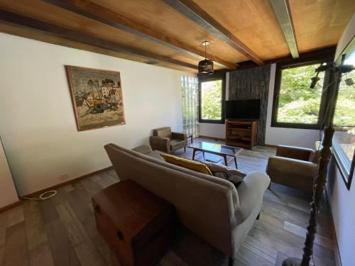 a living room with a couch and a tv at Departamentocasa zona centro in San Martín de los Andes