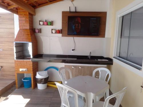 Una cocina o cocineta en @vempraarembepe