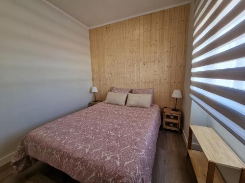 een kleine slaapkamer met een bed en een raam bij Family Surf Home - Casa do Sol in Mafra