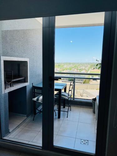 a view of a balcony with a table and a window at DEPARTAMENTO DE 1 DORMITORIO CON VISTA A LAS SIERRAS Av Colon 5034 in Cordoba