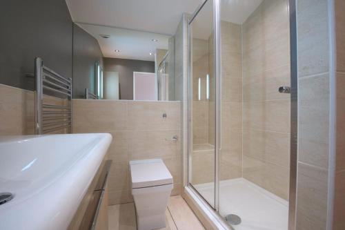 Stunning 3 bed seaview apartment في ماسلبرغ: حمام مع دش ومرحاض ومغسلة