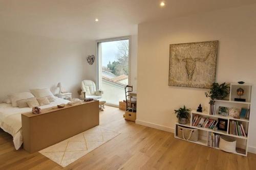 une chambre avec un lit et une grande fenêtre dans l'établissement Villa de standing proche Airbus et Meet, à Aussonne