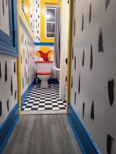 uma casa de banho com WC e piso em azulejo preto e branco em comfortable private apartment near Manhattan on train em Woodside