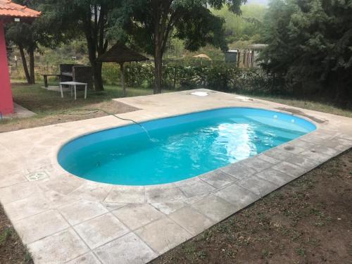 una pequeña piscina azul en un patio en Solares de Cacheuta en Cacheuta