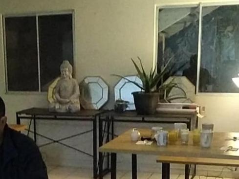 uma sala de estar com uma estátua sobre uma mesa em CasaLeon em Mejillones