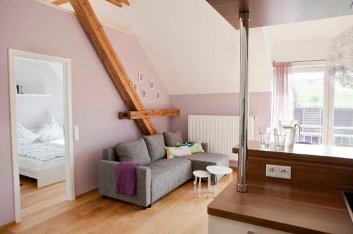 sala de estar con sofá y dormitorio en Ferienwohnungen Elsbacher Hof, en Erbach