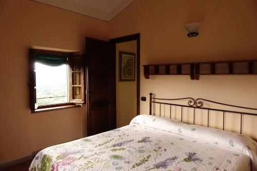 a bedroom with a bed and a window at Casa Vacanze Le Muse Sillico in Pieve Fosciana