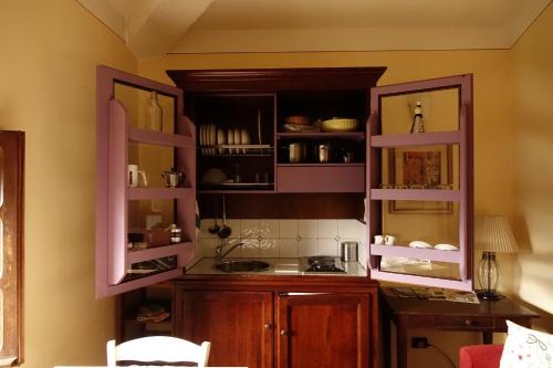 a kitchen with two open cabinets and a sink at Casa Vacanze Le Muse Sillico in Pieve Fosciana