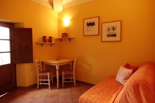a bedroom with a table and a bed and a table and chairs at Casa Vacanze Le Muse Sillico in Pieve Fosciana
