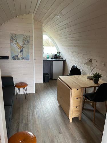 ヴォルバッセにあるVorbasse campingのテーブルと椅子、キッチンが備わる客室です。