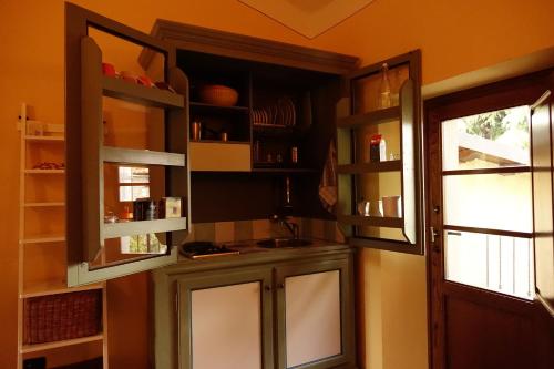 a kitchen with open cabinets and a sink at Casa Vacanze Le Muse Sillico in Pieve Fosciana