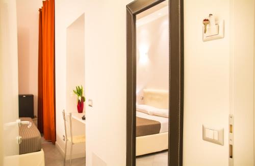 ローマにあるLa Torre Guest Houseのベッド付きの部屋の鏡