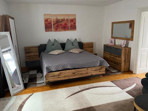 Schlafzimmer mit einem Bett, einer Kommode und einem Spiegel in der Unterkunft B&B bei Pepe Nero. in Sankt Pölten