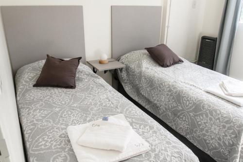 dos camas sentadas una al lado de la otra en una habitación en Temporales Ushuaia - Casa Magallanes en Ushuaia