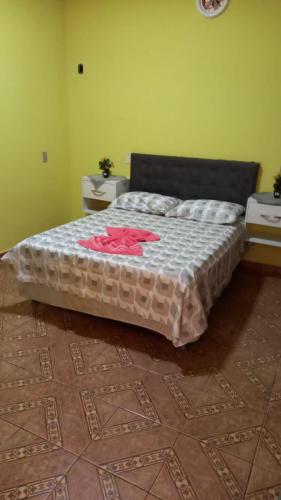 1 dormitorio con cama con edredón en Ótimo apartamento, en Manaus