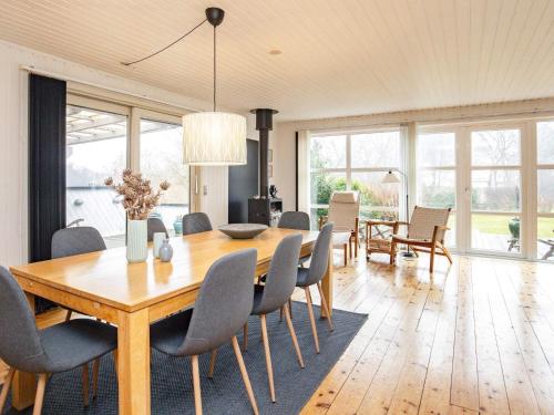 Posezení v ubytování 8 person holiday home in Karrebæksminde-By Traum