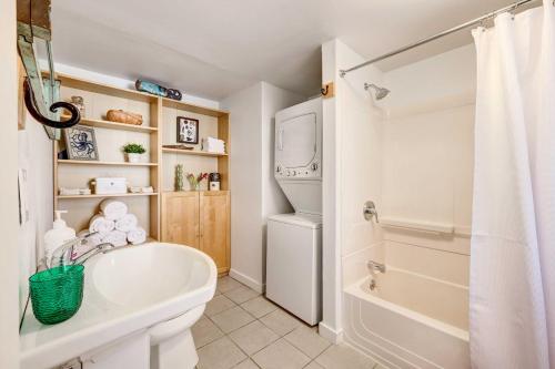 La salle de bains est pourvue d'une baignoire, de toilettes et d'un lavabo. dans l'établissement Cape Cod Vacation Home Rental - Walk to Beach, à Brewster