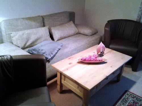 sala de estar con sofá y mesa de centro en Ferienwohnungen Harling, en Erbach