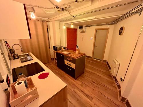 um quarto com uma cozinha com uma secretária e um balcão em Loft Mieres em Mieres