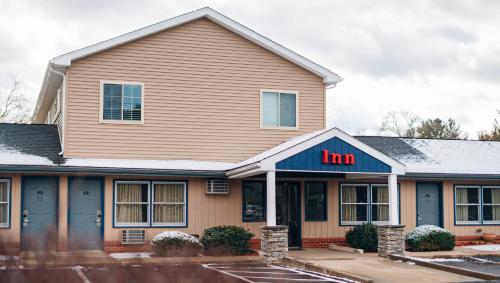 a inn with a sign that reads inn at Quiet Corner Inn in Brooklyn