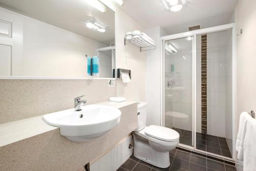 Ένα μπάνιο στο Pegasus Motor Inn and Serviced Apartments