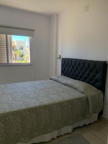 een bed in een slaapkamer met een groot raam bij Departamento Catalina Ⅰ in Federación