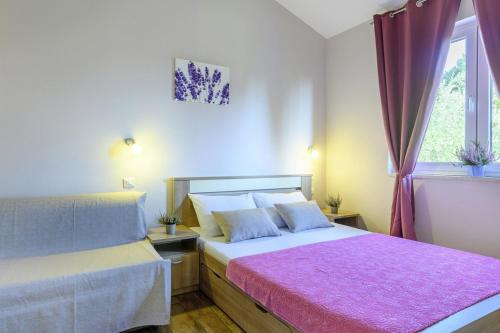 sypialnia z dwoma łóżkami i oknem w obiekcie Bojana in Ližnjan (Haus für 4-5 Personen) w mieście Ližnjan