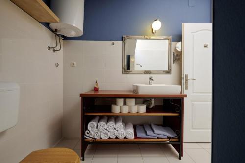 ein Bad mit einem Waschbecken und einem Spiegel in der Unterkunft Šmuketa in Trogir Haus für 4 Personen in Trogir
