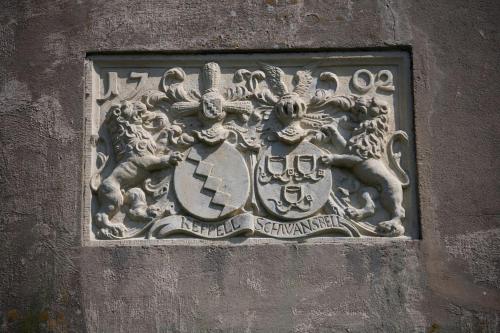 a sign on the side of a building at Haus Keppelborg: ZI Rosina mit Burggartenblick in Heek