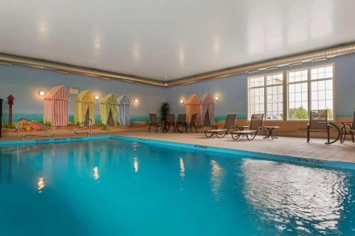 a swimming pool with blue water in a room at Best Western Plus Liverpool Hotel & Conference Centre in Liverpool