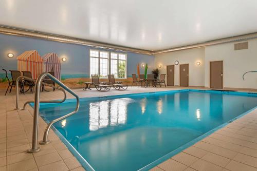 a large swimming pool in a hotel room at Best Western Plus Liverpool Hotel & Conference Centre in Liverpool