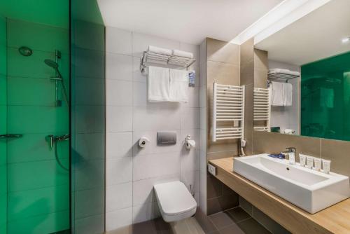 A bathroom at Park Inn By Radisson Zalakaros Hotel & Spa
