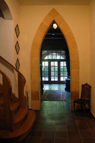 an entrance to a building with an archway and stairs at Haus Keppelborg: ZI Antonia mit Kirchplatzblick in Heek