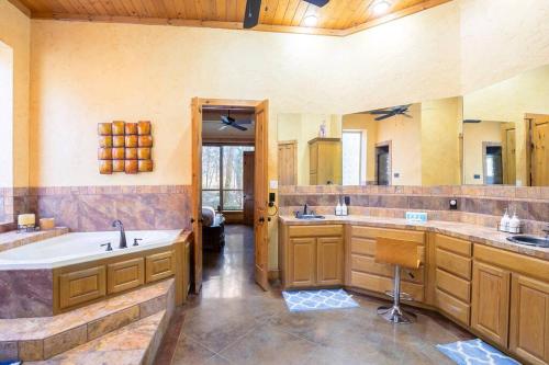 達拉斯的住宿－Texas Ranch House with 5 Bedroom and Fish Pond，一个带水槽和浴缸的大厨房