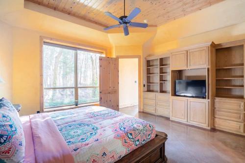 Un dormitorio con una cama y un ventilador de techo. en Texas Ranch House with 5 Bedroom and Fish Pond, en Dallas