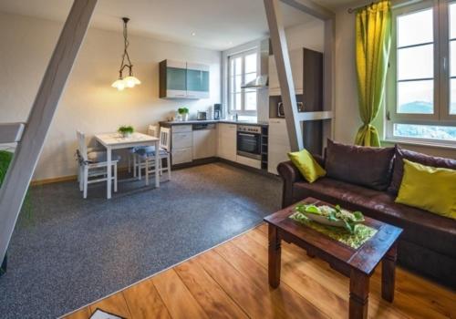 ein Wohnzimmer mit einem Sofa und einem Tisch in der Unterkunft Landhaus Christophorus in Forbach