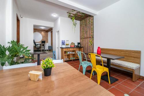 a living room with a table and yellow chairs at Corazon del Molino Corferias Bogota- Embajada Americana in Bogotá
