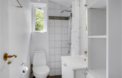 Koupelna v ubytování Cozy Home In Vig With Kitchen