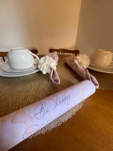 a table with a sign that says be happy on it at VILLA ITÁLIA CHALÉ in Santo Antônio do Pinhal